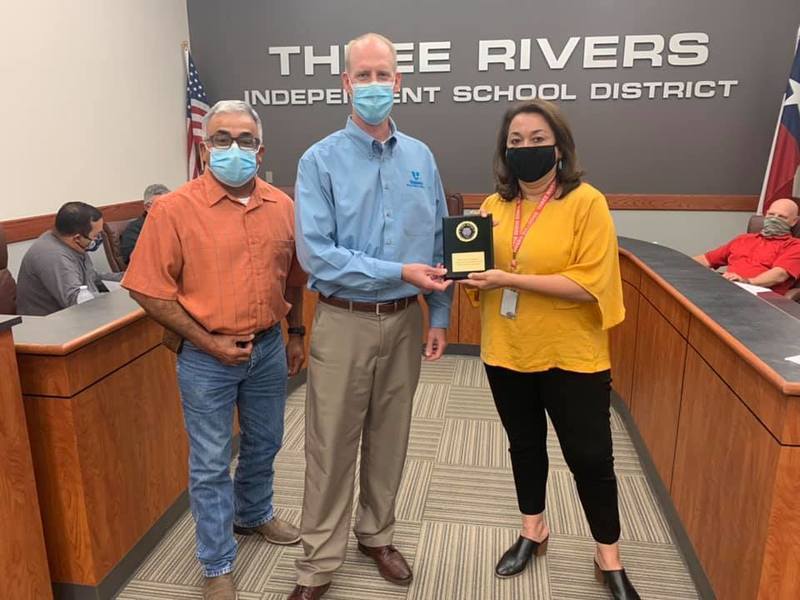 Valero Awarded as Bulldog Community Partner | Three Rivers Elementary